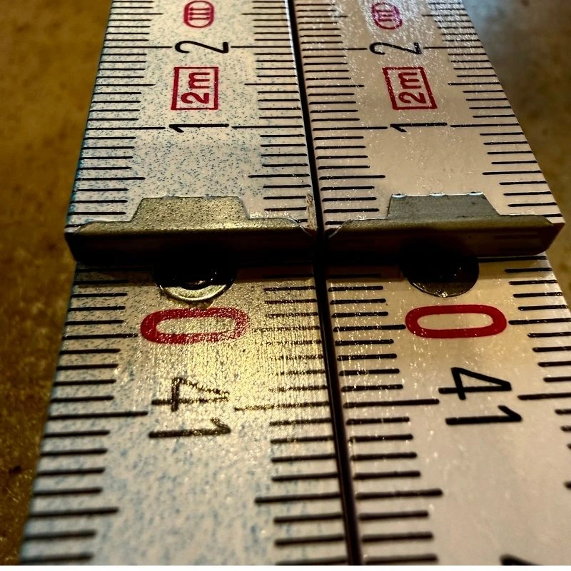 Niewidoczna praca, widoczna jakość. Dlaczego nasze miary składane z nadrukiem czyścimy ręcznie?