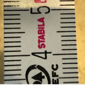 czysta miara drewniana z nadrukiem