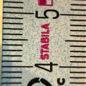 zabrudzona składana miara drewninana